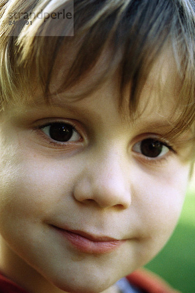 Kleiner Junge lächelt Kamera  Kopfschuss  Porträt