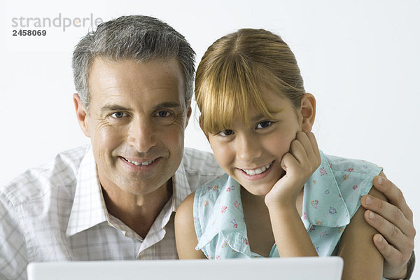 Vater und Tochter lächeln vor der Kamera  Porträt
