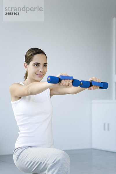 Frau beim Training mit Hanteln