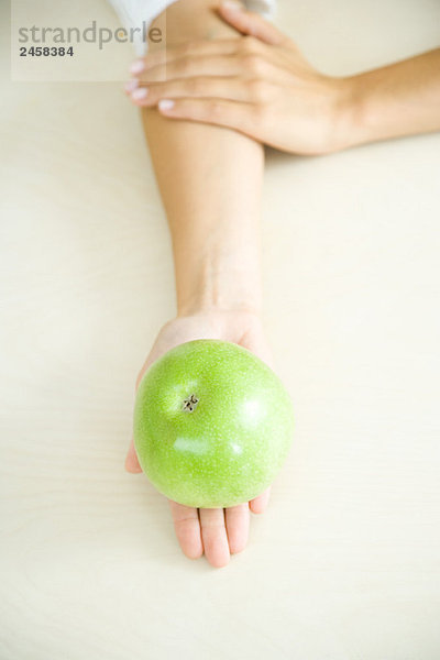 Apfel ruht in der Handfläche einer Frau  hoher Blickwinkel