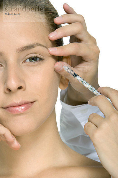 Junge Frau erhält Botox-Injektion  Ausschnittansicht