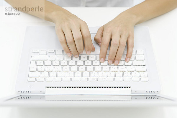 Person  die den Laptop benutzt  abgeschnittene Ansicht der Hände  Draufsicht