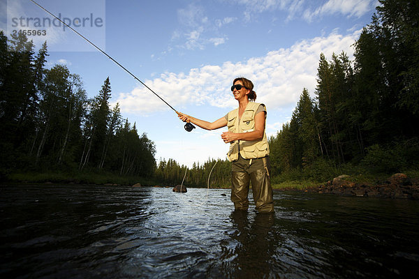Eine Frau Fliegenfischen Schweden.
