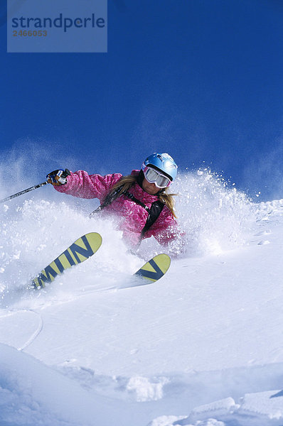 Ein Skifahrer im Schnee.