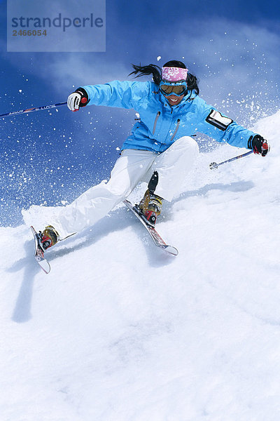 Ein Skifahrer im Schnee.