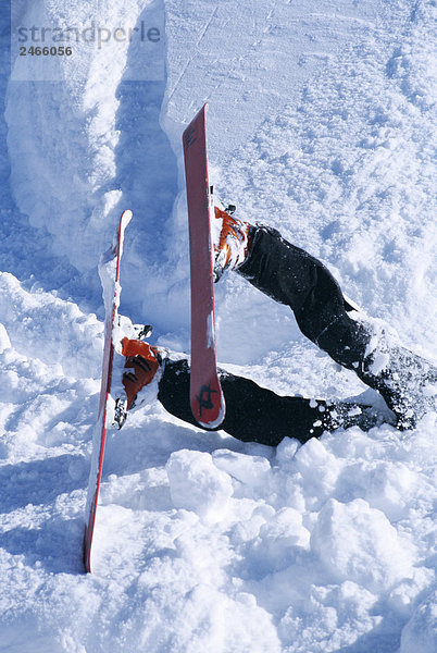 Ein Skifahrer im Schnee.