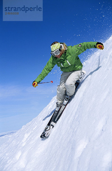 Ein Skifahrer im Schnee.