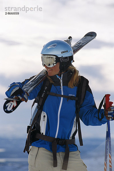 Eine weibliche Skifahrer Schweden sind.