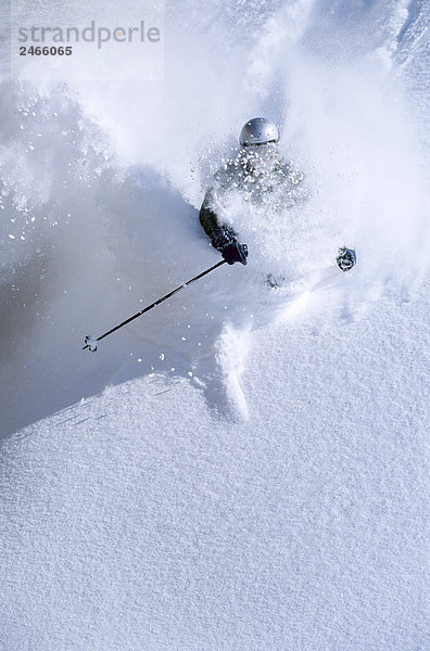 Ein Skifahrer im Schnee.