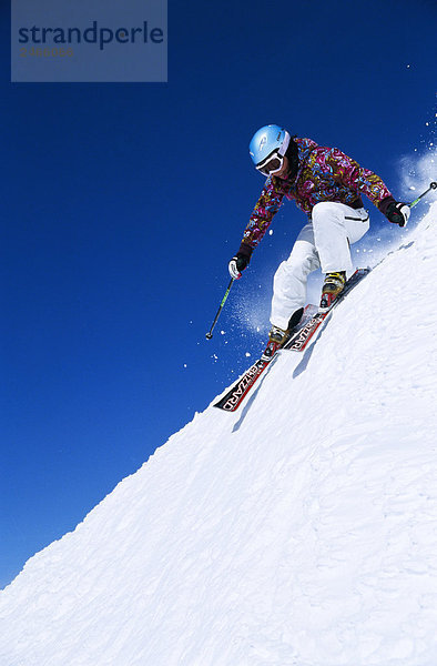 Ein Skifahrer im Schnee.