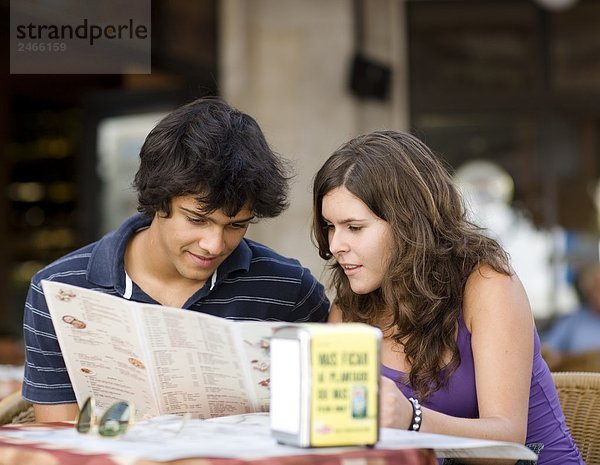 Ein junges paar in einem Restaurant Portugal.