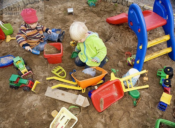 Ein Kind spielt am Sommerstrand Schweden.