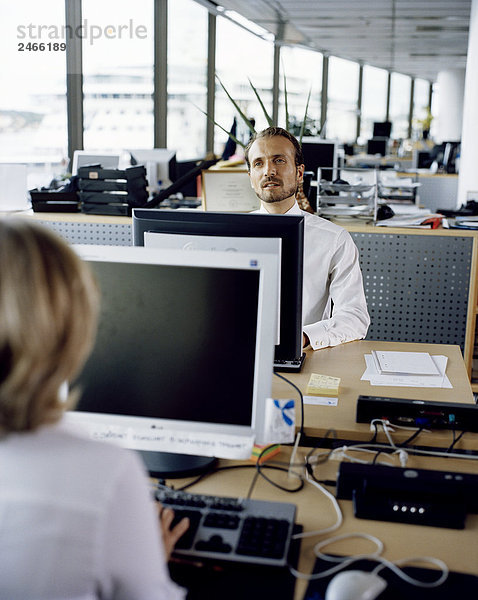 Menschen in einem Büro Schweden.