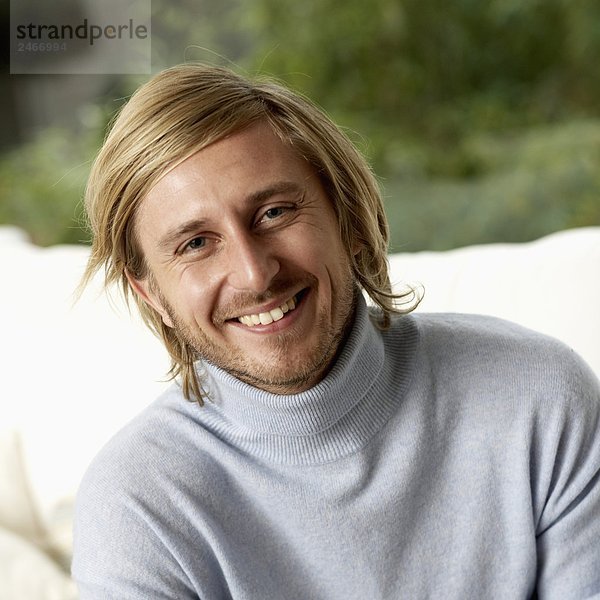 Portrait einer jungen lächelnd mann Schweden.
