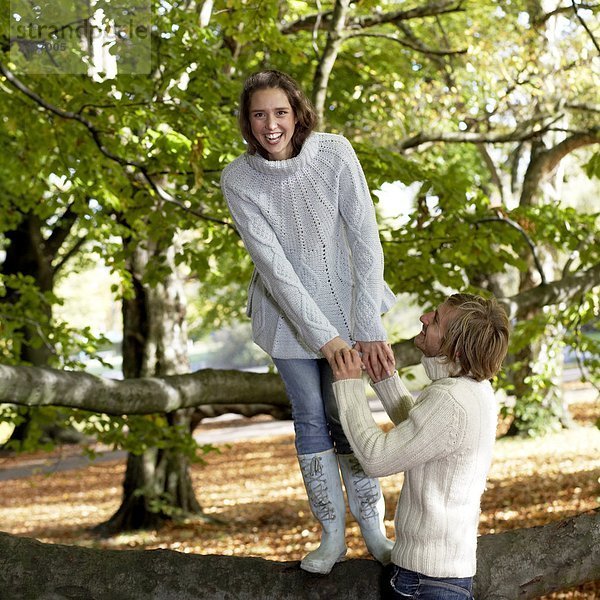 Ein Mann und eine Frau hält hände Skane Schweden.