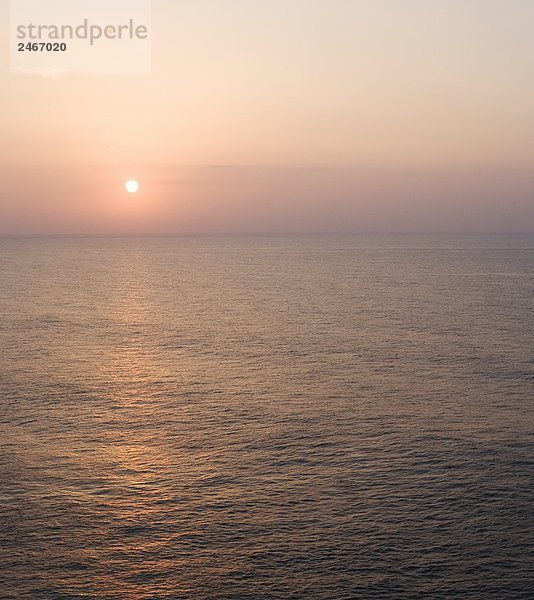 Sonnenuntergang über dem Meer Portugal.