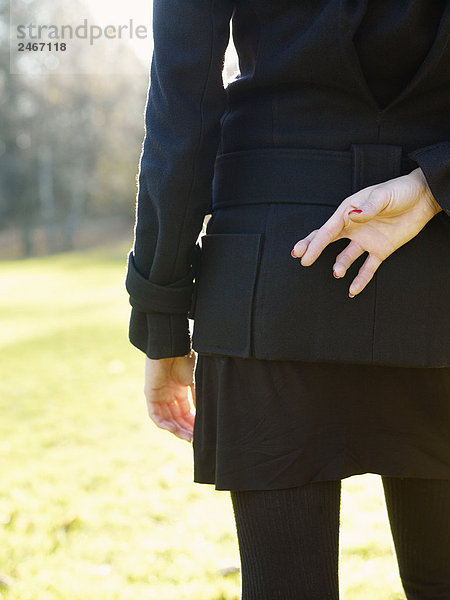 Eine Frau Besitz einer Hand hinter ihrem Rücken Schweden.