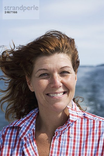 Eine Frau auf einem Boot sonnigen Sommern am Tag der Archipel von Stockholm Schweden.