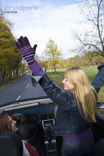 Zwei junge Frauen fahren ein Cabriolet ein Herbsttag Schweden.