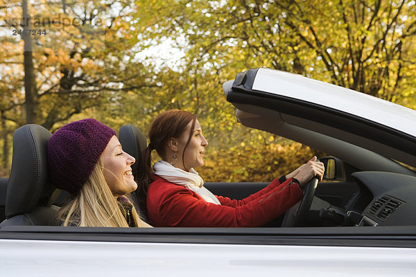 Zwei junge Frauen fahren ein Cabriolet Schweden.