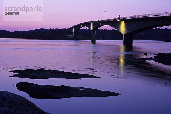 Silhouette der Brücke über Meer  Schmoegen  Schweden