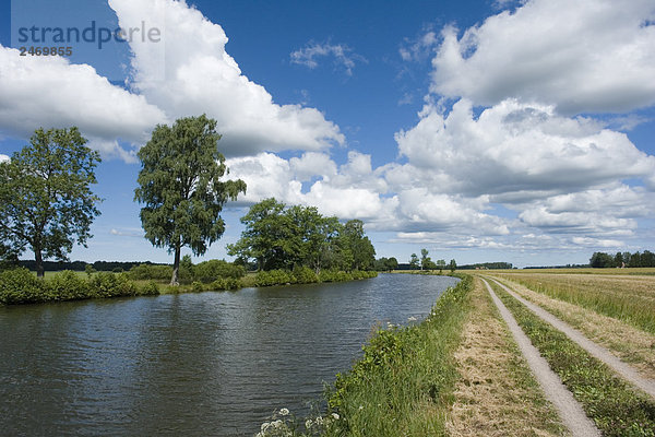 Kanal fließt durch Landschaft  Gota Canal  Schweden