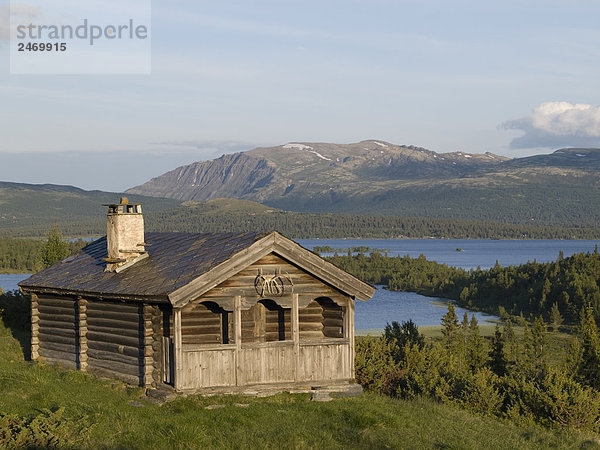 Holzhaus am Seeufer  Rondane Nationalpark  Fjell  Grafschaft Hordaland  Norwegen