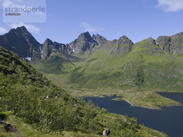 Berge am Meer  Moskenesoya  Lofoten  Fylke Nordland  Norwegen