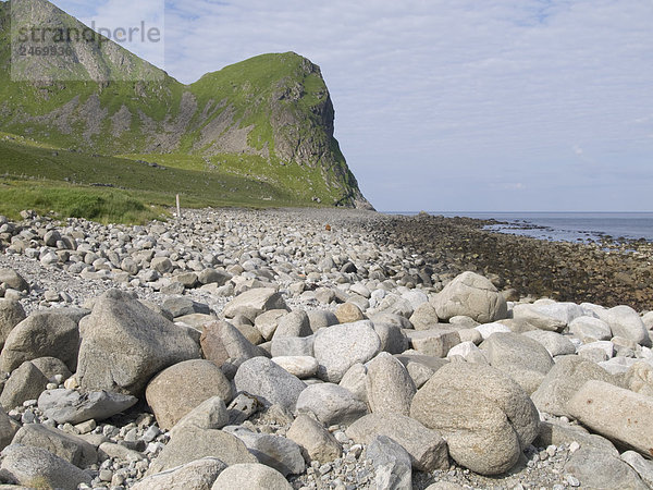 Steine auf Küste  Eggum  Gemeinde Vestvagoy  Lofoten  Fylke Nordland  Norwegen