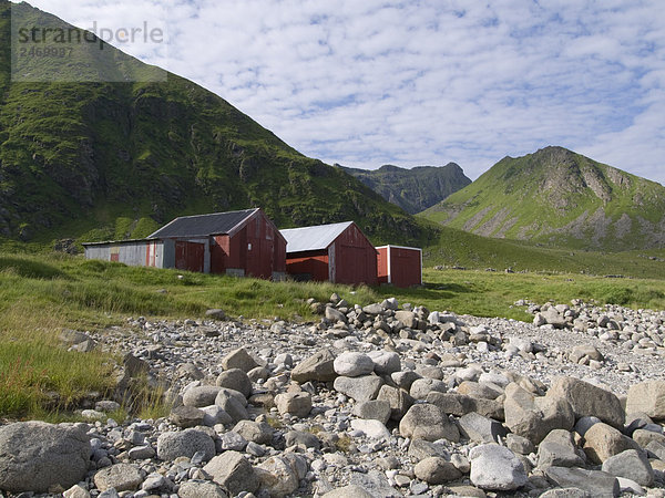 Steine an Fischen Hütten auf Küste  Eggum  Gemeinde Vestvagoy  Lofoten  Fylke Nordland  Norwegen