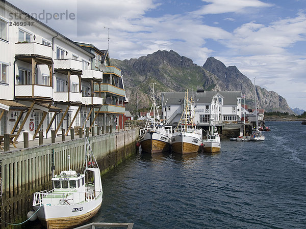 Fischerboote Ankern im Hafen  Henningsvaer  Lofoten  Fylke Nordland  Norwegen