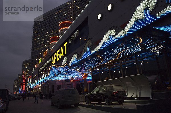 Autos geparkt vor beleuchtet Gebäude  Novy Arbat  Moskau  Russland
