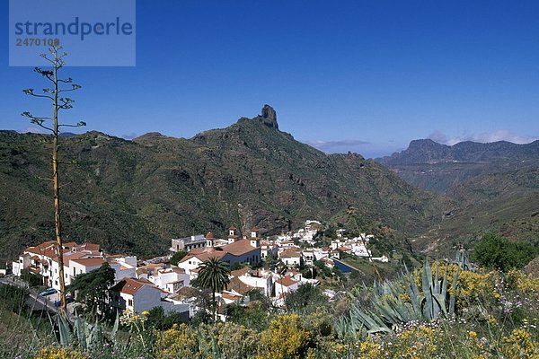 Erhöhte Ansicht des Dorfes  Tejeda  Roque Bentaiga  Gran Canaria  Kanarische Inseln  Spanien