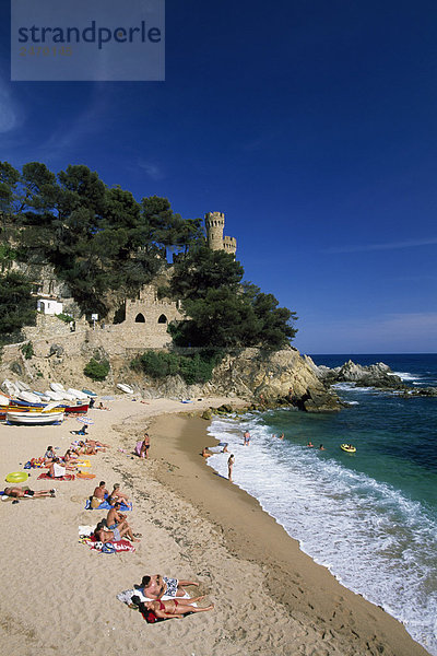 Touristen am Strand  Lloret de Mar  Provinz Girona  Katalonien  Spanien