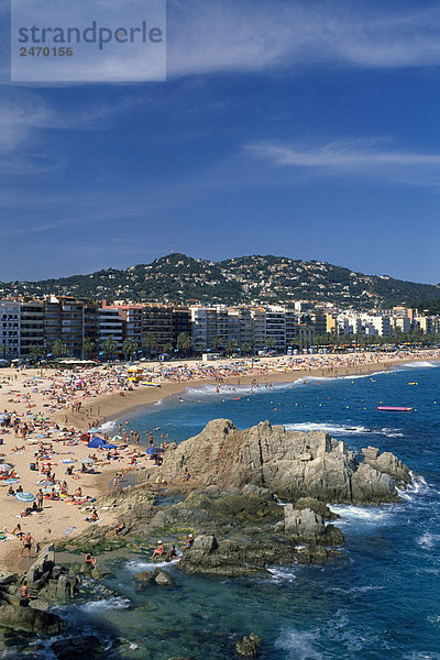 Touristen am Strand  Lloret de Mar  Provinz Girona  Katalonien  Spanien