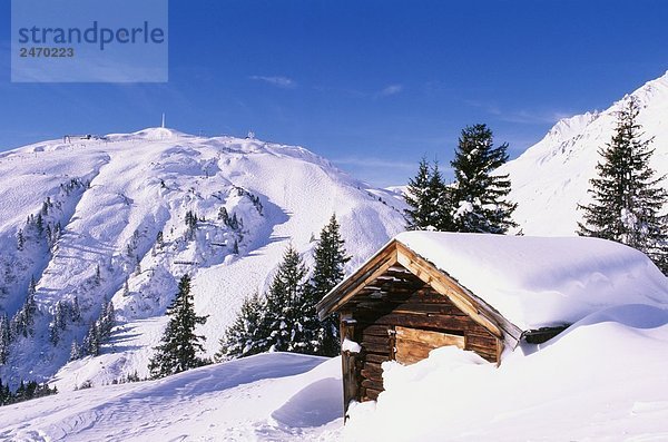 Blockhütte auf Schnee bedeckt Landschaft  Sankt Anton am Arlberg  Tirol  Österreich