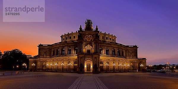 hoch oben beleuchtet Wohnhaus Nacht Dresden Deutschland Oper Sachsen