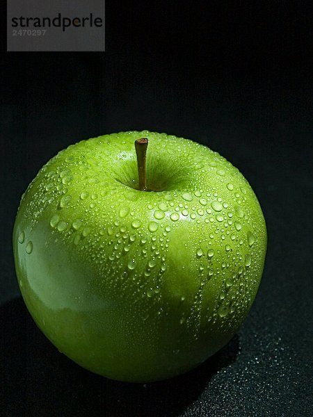 Nahaufnahme von Wassertropfen auf grüner Apfel