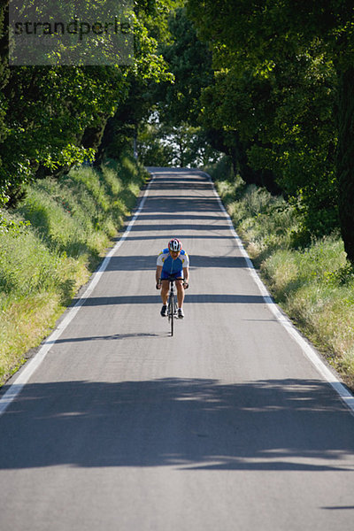 Radfahrer Fahrradfahren auf einsame Road  Vorderansicht