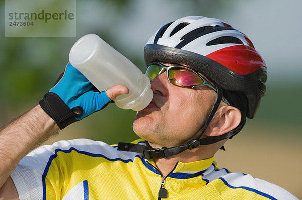 Radfahrer Trinkwasser  Nahaufnahme