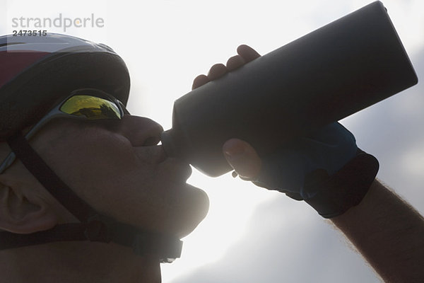 Seitenansicht Trinkwasser ein Radrennfahrer