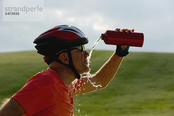Seitenansicht einer Trinkwasser ein Radrennfahrer