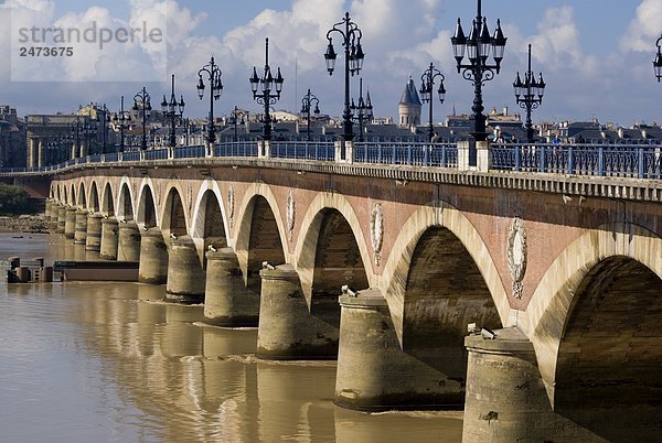 Bogenbrücke über den Fluss  Pont de Pierre  Garonne  Bordeaux  Gironde  Aquitaine  Frankreich