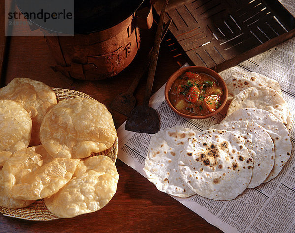 Indisches Brot: Puri (linken) Chapati (rechts)