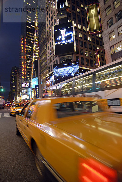 USA  Manhattan  New York  Verkehr in der Nacht