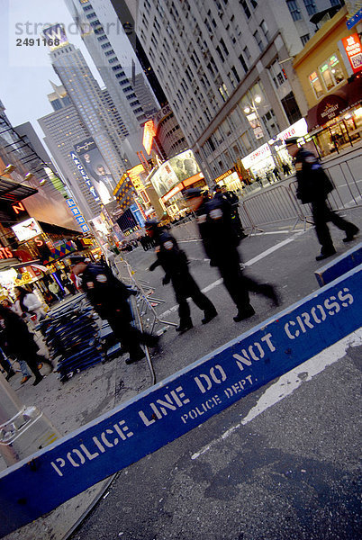 USA  New York  New York City. Times Square  Polizisten in Aktion