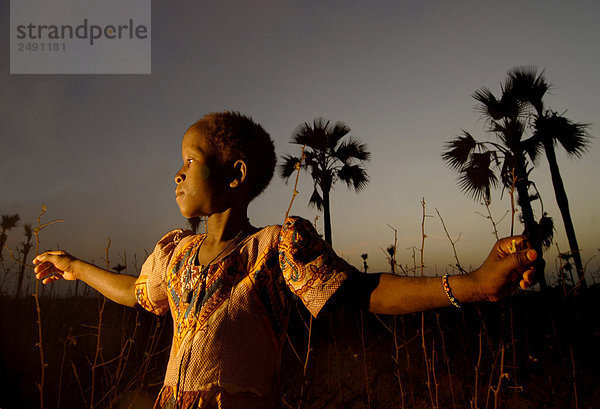 Afrika  Mädchen bei Sonnenuntergang