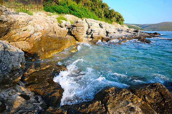 Felsformationen auf Küste  Cres  Kroatien