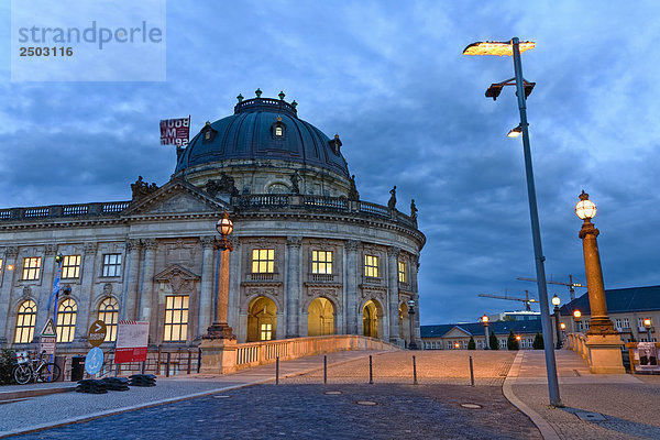 Straßenlauf an Museum  Bode Museum  Berlin  Deutschland