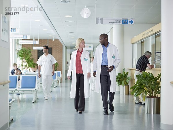 Ärzte Wandern im Korridor Krankenhaus